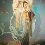 Gaye Su Akyol Instagram - L’officiel Nisan 2024 “Alt metinlerinde, kurduğun hayal doğrultusunda kendi gerçeğin için savaşan cümlelere sahipsin. Ama bu savaşta sorunlar için sızlanmak yerine çözümleri odağına aldığın bir dünyan var diyebilir miyiz? Kendimi ve hayatı çok ciddiye almıyorum. Hiçbir şeyden emin değilim ve bunu çok seviyorum. Yaşamanın vahşiliğine karşı, bir sci-fi çizgifilmin ya da çizgiromanın içinde gibi hissediyorum. Hayatın geçiciliği, şeylerin uçuculuğu… Muazzam karmaşık bir yazılımda olma ihtimalimiz ve diğer tüm ihtimallerle birlikte de mücadeleye, kendi kendimin süper kahramanı olmaya tutunuyorum. Şerefe diye bir şarkım var, orada diyor ki; “Hayat çok saçmadır ve bazen komik Bazen de çok acı ve biraz trajik Neye ikna olursan ona dönüşüyor İnsan ona alışıyor” Hayat, ikna olduğun şeydir. Sonra kanıtlarını ve kanatlarını ararsın. Bu yüzden kişinin kendi gayesi için mücadele etmesinden daha değerli çok az şey var bence.” @lofficielturkiye Fotograf: @eylulezik Röportaj: @cansukarakus_ Moda Editörü: @nedaisbilirr Kostum: @sudietuzofficial Sag: @mutluahmet.sinan Makyaj: @bediraydinn Fotograf Asistanlar: @erenkandira@furcantplay Moda Editoru Asistani: @meliisayy/mz Saç Asistani: @rojinbotaann