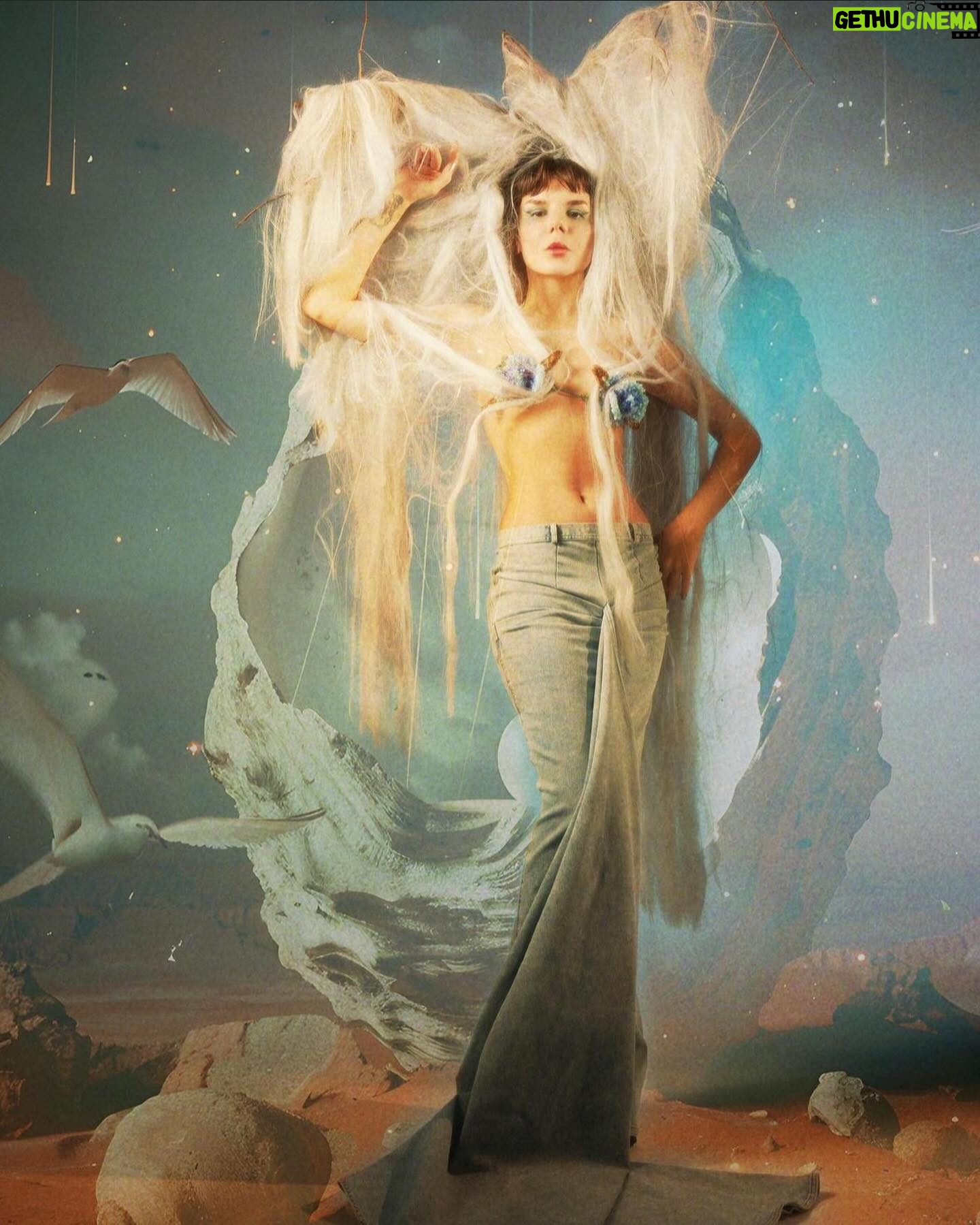 Gaye Su Akyol Instagram - L’officiel Nisan 2024 “Alt metinlerinde, kurduğun hayal doğrultusunda kendi gerçeğin için savaşan cümlelere sahipsin. Ama bu savaşta sorunlar için sızlanmak yerine çözümleri odağına aldığın bir dünyan var diyebilir miyiz? Kendimi ve hayatı çok ciddiye almıyorum. Hiçbir şeyden emin değilim ve bunu çok seviyorum. Yaşamanın vahşiliğine karşı, bir sci-fi çizgifilmin ya da çizgiromanın içinde gibi hissediyorum. Hayatın geçiciliği, şeylerin uçuculuğu… Muazzam karmaşık bir yazılımda olma ihtimalimiz ve diğer tüm ihtimallerle birlikte de mücadeleye, kendi kendimin süper kahramanı olmaya tutunuyorum. Şerefe diye bir şarkım var, orada diyor ki; “Hayat çok saçmadır ve bazen komik Bazen de çok acı ve biraz trajik Neye ikna olursan ona dönüşüyor İnsan ona alışıyor” Hayat, ikna olduğun şeydir. Sonra kanıtlarını ve kanatlarını ararsın. Bu yüzden kişinin kendi gayesi için mücadele etmesinden daha değerli çok az şey var bence.” @lofficielturkiye Fotograf: @eylulezik Röportaj: @cansukarakus_ Moda Editörü: @nedaisbilirr Kostum: @sudietuzofficial Sag: @mutluahmet.sinan Makyaj: @bediraydinn Fotograf Asistanlar: @erenkandira@furcantplay Moda Editoru Asistani: @meliisayy/mz Saç Asistani: @rojinbotaann