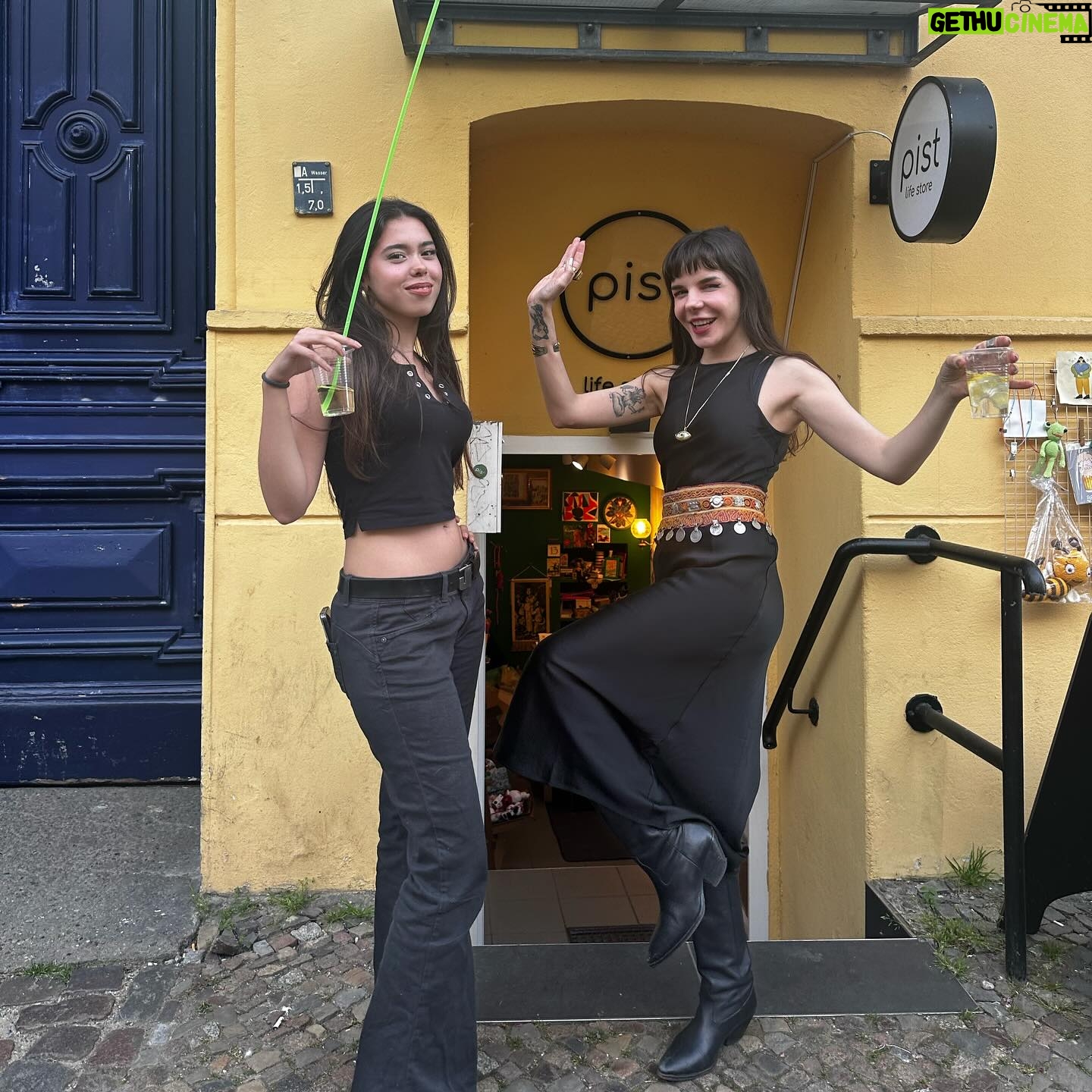 Gaye Su Akyol Instagram - buraya unutmak istemediğim bazı anlar bırakıyorum. 🏓berlin heidelberg fribourg🌴 hi bye