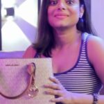 Geetashree Roy Instagram - কী কী রয়েছে @geet_roy -এর ব্যাগে ? @geet_roy #SpecialEpisode #MakeUpItem #Bag #Interview #SangeetBangla #HullorHoyeJak