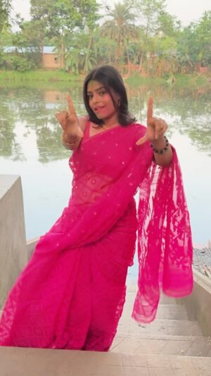 Geetashree Roy Instagram - Gulabi Saree n Me…🌸❤️🌸

#réel #trendingreels #gulabisadi🌸💗 #instareels #💖💖💖 

VC  My Brother ❤️
