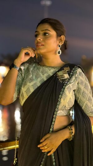 Geetashree Roy Instagram - Coz it’s trending….🥰🥰

#reels #dance #trendingreels #instareels #trending #🥰🥰 #teribaatonmeinaisauljhajiya #jabdekhubanerilaalpiliakhiyaan