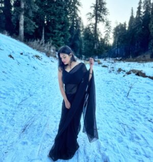 Geetashree Roy Instagram - Ice melts when heated… 😜😍

👗 @sampurna_dey_100 ❤️
