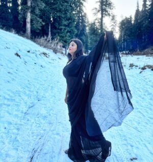 Geetashree Roy Instagram - Ice melts when heated… 😜😍

👗 @sampurna_dey_100 ❤️