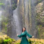 Geetashree Roy Instagram - Jaisa Filmon Mein Hota Hai Ho Raha Hai Hubahu !😍😍 Costume👗 @naziahali Thank you Di❤️ #réel #rain #zoobidobbi #trendingreels #filmy #happines
