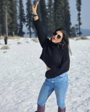 Geetashree Roy Instagram - Dear Mountain,
 Nothing's gonna change my love for you.
You oughta know by now how much I love you
One thing you can be sure of
I'll never ask for more than your love.. 
  Forever Yours❤️
