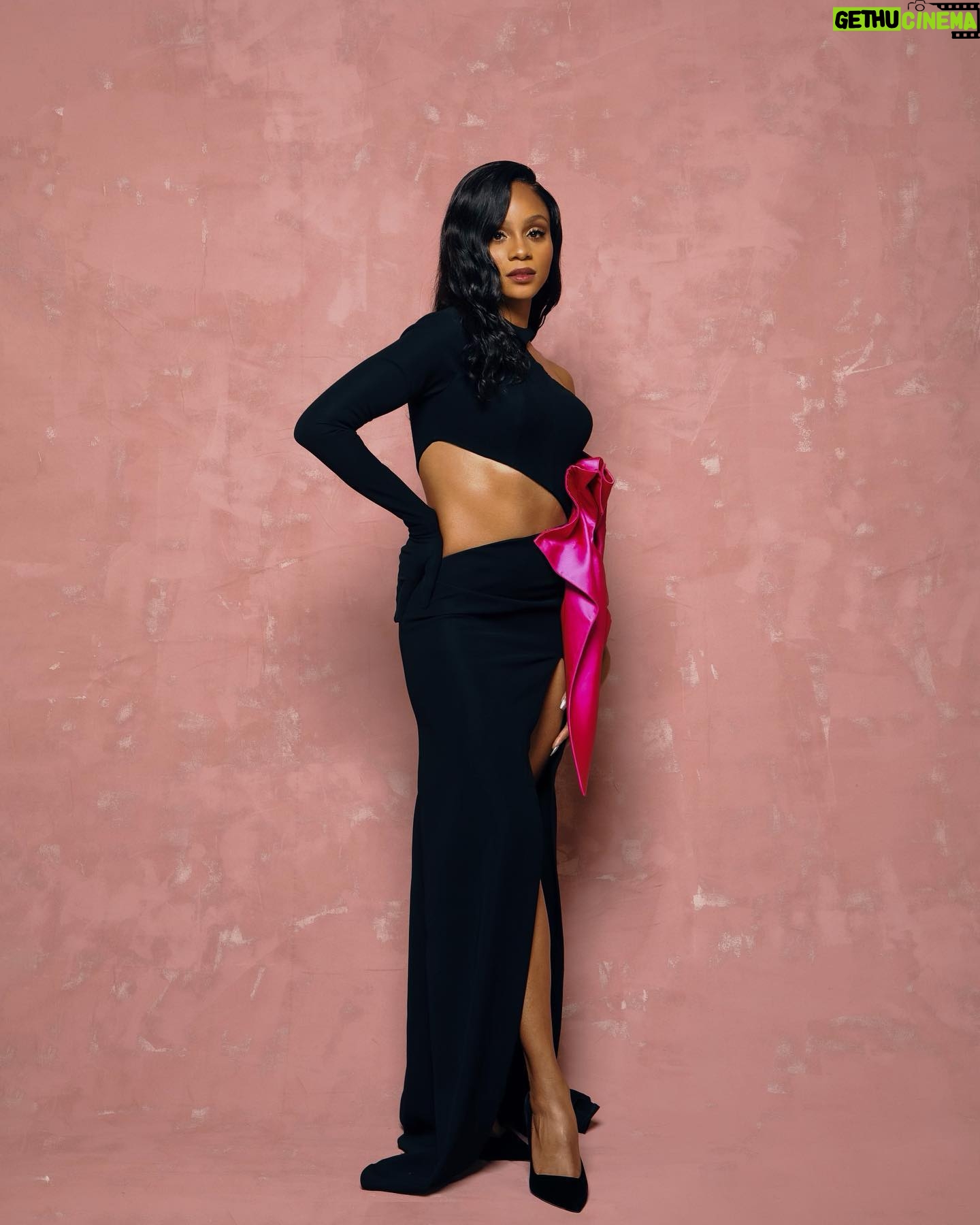 Geffri Maya - 57.2K Likes - Wednesday night.
Photographer: @mayaiman
Lighting: @trokonv
Hair: @ryanburrellhair
MUA: @aaronpaulbeauty
Styled by: @mickeyboooom
Dress: @rafikzakidesigns
Tailor: @jeninenerecina
Studio: @1043mixedmedia