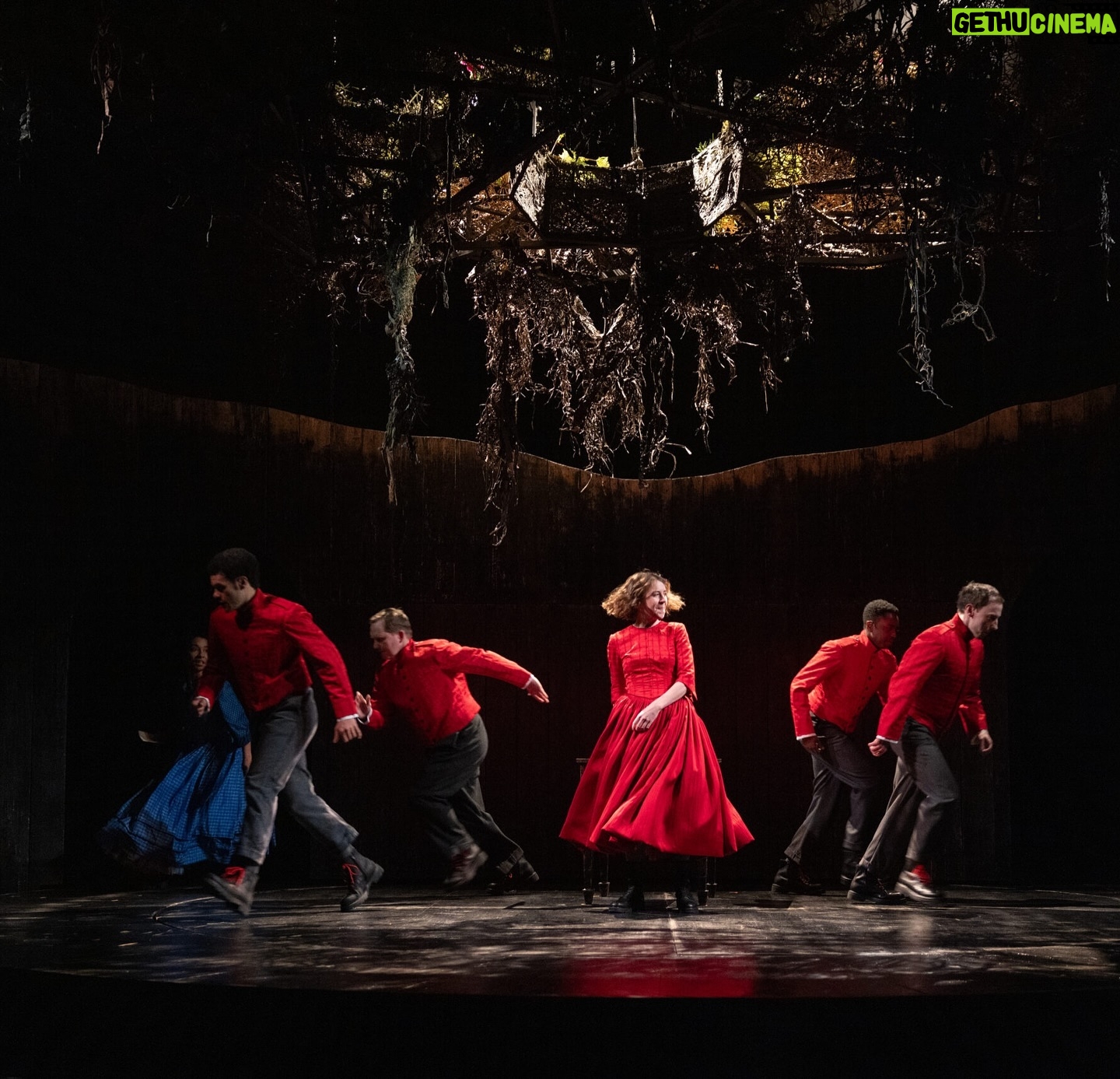 Gemma Whelan Instagram - RRRROOOAAAAAARRRR!!! Have you seen it yet? #underdogplay @nationaltheatre @ishashahphotography 🙌🏼