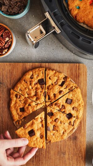 Geneviève O'Gleman Instagram - QUOI? Un biscuit géant au AIRFRYER? 🍪

Oui, oui! 🤯

La friteuse à air ne sert pas juste pour de la friture!

Pour un biscuit archi facile à faire, croustillant à l’extérieur et moelleux à l’intérieur, y’a pas mieux.

Bonne relâche aux chanceux! 😋✨

Geneviève xx

📲 La recette est sur @mordu.ca Pour la trouver facilement, écrivez "Biscuit géant au airfryer de Savourer” dans un moteur de recherche.

#savourer #biscuit #airfryer #friteuse #friteuseaair #recettefacile #relache
