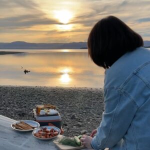 Geneviève O'Gleman Instagram - PRENDRE L’APÉRO SUR LE BORD DE L’EAU EN GASPÉSIE 🌅

On m’a vanté les couchers de soleil dans la Baie-des-Chaleurs. Pour en profiter, j’ai décidé de faire un petit apéro à la bonne franquette à la Pointe Taylor à New Richmond. 

OMG! J’ai eu droit à tout un spectacle! 🤩🤩🤩 Allez voir la dernière photo!

En road trip, j’apporte toujours avec moi une petite glacière pour faire le plein de provisions en chemin, mon brûleur de camping et une petite base de vaisselle : mes couteaux, ma planche à découper, un poêlon... tout ça rentre facilement dans un petit sac! En voyage, j’adore alterner entre les soupers au resto et les petites bouffes improvisées dans des lieux qui m’ont charmés.

Pour mon apéro, j’ai décidé de cuisiner des tartines à la gaspésienne. J’ai fait dorer du pain 🍞 de @lamieveritable à la poêle dans un peu de beurre, et j’ai garni mes tartines de plein de bons produits de la région : 

- 🧀 Les fromages de la Fromagerie Du Littoral
- 🐟 Le saumon fumé et le maquereau fumé de @atkinsetfreres 
- 🍯 Le miel sapin boréal et la moutarde à l’ancienne de @hydromelvieuxmoulin 

Le tout accompagné d’un surprenant hydromel 🐝 de @hydromelvieuxmoulin , on s’est régalé pas à peu près!

Sur une échelle de 1 à 10, à quel point vous aimez ça les apéros ?

Moi? Un 100/10!! 😉

Geneviève sur la route xx 

#roadtrip #surlaroute #gaspesie @tourismegaspesie #commandité #mangerlocal #bonjourquebec #quebecmaritime