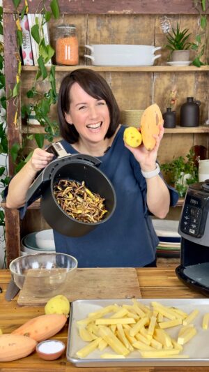 Geneviève O'Gleman Instagram - CHIPS ANTIGASPI ! 🥔🍠

Les épluchures ne sont pas des ordures!

Au lieu de les mettre au compost, transformez-les en délicieuses chips grâce à votre air fryer. 🤤

Je vous montre comment!

Vous m’en donnerez des nouvelles! 👀

Geneviève xx

#airfryer #friteuse #antigaspi #antigaspillagealimentaire #chips