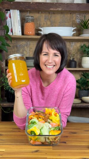 Geneviève O'Gleman Instagram - Du bouillon gratuit, ça vous dit? 🍲

Je vous explique comment faire du bouillon de légumes antigaspillage à partir de retailles de légumes qui autrement se retrouveraient dans le compost.

Avez-vous déjà essayé? 🥕🧅🧄🫑🌶️

Dans une grande casserole, déposez 8 tasses de retailles de légumes dans 12 tasses d’eau avec 1/2 c. à thé de sel. Portez à ébullition, puis laissez frémir à feu doux pendant 3 heures et filtrez à l’aide d’un tamis couvert d’un linge à vaisselle propre.

Le secret pour que ce soit très goûteux : ajoutez des épices entières (grains de poivre, de moutarde, de fenouil, de coriandre, de cumin…) qui infuseront le bouillon pendant la cuisson et que vous pourrez filtrer en même temps que les retailles de légumes!

Toutes les retailles y passent, toutefois si vous souffrez de maladies inflammatoires, mieux vaut ne pas mettre de retailles de pomme de terre, tomate, aubergine, piment ou poivron. 🙏

Faire son bouillon maison, c’est beaucoup plus économique et écologique que d’acheter du bouillon déjà prêt! 😉

Geneviève

📲 La recette est sur Mordu. Pour la trouver facilement, écrivez « Bouillon de légumes antigaspillage de Savourer » dans un moteur de recherche.

@mordu @savourermag 

#antigaspi #antigaspillagealimentaire #hacks #bouillon