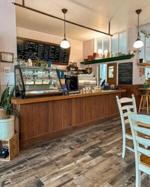 Geneviève O'Gleman Instagram - PAUSE GOURMANDE AU BAS SAINT-LAURENT

📍3 bonnes adresses à Kamouraska
Pour briser la route entre Montréal et la Gaspésie

On s’entend, y’a tout plein de choses à faire dans le Bas Saint-Laurent, c’est une destination en soi. Mais comme cette fois j’étais un peu pressée, j’ai décidé de faire d’une pierre trois coups en m’arrêtant au joli village de Kamouraska pour me dégourdir les jambes (et me remplir la panse). 

🍟La Cantine Grand’Ourse - Les frites sont trop parfaites! Choisissez la mayo aux herbes salées du bas du fleuve. Dans un road trip, ça me prend toujours une frite à grignoter à un moment donné. @grandoursekamouraska - 53, avenue Morel, Kamouraska

☕️Le café Chez Casgrain - Pour un bon café (ou un thé pour moi 🙋🏻‍♀️). Je me suis aussi laissé tenter par le sandwich végépâté et betteraves marinées, qui était siiiii bon. @chezcasgrain - 65 D, avenue Morel, Kamouraska

🍫Chocolaterie La fée gourmande - Pour une crème glacée, ou pour ma part, un bon scone chocolaté. J’en ai profité pour acheter des petits chocolats pour rapporter à mes amours à la maison. @feegourmande - 98, avenue Morel, Kamouraska

Ces trois adresses sont vraiment proches l’une de l’autre, c’est ce qu’on appelle un arrêt optimisé avant de reprendre la route ! C’est clair que ça me donne envie d’y retourner et d’y passer plus de temps! 

Quels sont vos incontournables côté bouffe, resto, cafés, artisans dans le Bas Saint-Laurent? 

Ça se pourrait que ça influence mon choix de vacances pour cet été!

Geneviève xx

#briserlaroute #BSLprendreletemps #BasSaintLaurent

@bassaintlaurent #partenariat