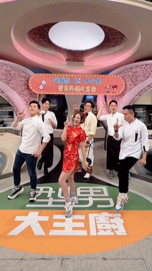 Genie Chuo Instagram - 卓小美與她五位型男主廚
謝謝五位主廚們義氣相挺💪
二話不說直接答應一起小七舞啤一個🥹
我太幸福了🙂‍↕️
先來個正式版
想要花絮教學版的請敲碗😂
#小七舞
#你超啤的
#數位上架
#高雄啤酒音樂節
#7eleven 
#型男大主廚