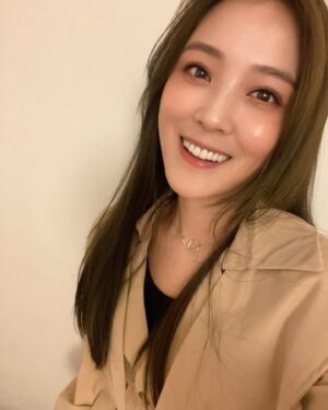Genie Chuo Instagram - 龍年好～
大年初一來報春～
祝大家
龍馬精神
龍騰虎躍
好運龍總來🐲🐲🐲
#龍年 
#大年初一 
紅包🧧龍厚哩
