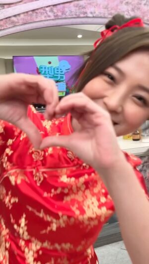 Genie Chuo Instagram - 在型男什麼都能實現🙂‍↕️
請叫我千面女狼😝（我容易嘛我😌
拜了威～穿這麼喜氣
我就先祝大家端午節快樂
然後中秋節快樂
再來拜個早年～
小龍年快樂😝
一次祝賀完
#小七舞
#你超啤的
#challenge
#型男大主廚 
#高雄啤酒音樂節  #7eleven  #主題曲