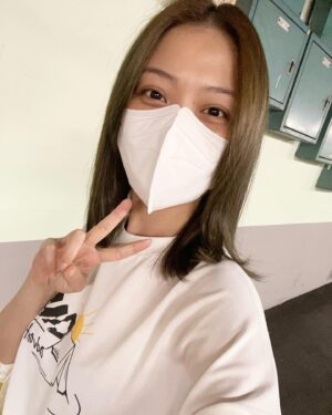 Genie Chuo Instagram - 上次剪髮⋯是一年半前
為了金鐘獎剪的😃
後來就一直讓她自然成長😌
覺得捲長髮很浪漫
但天氣開始熱起來就很不浪漫了
熱歪🥴
這次一直很想剪到鎖骨
謝謝我的髮型師好友完成我的任性
他可是女神製造機啊～
經由他手的都是女神～
感謝憐憫我炙熱渴望的心❤️‍🔥
短髮真的太舒服了啦～
頭髮好輕盈
洗頭吹頭髮變快超多～喜歡🥰
新髮新氣象☀️
@zin_hanji_yang