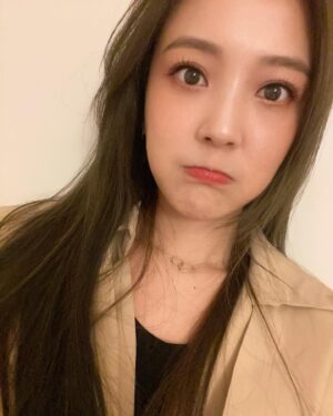 Genie Chuo Instagram - 今天是三立尾牙
7：50分預計上台抽獎🎟️（幫員工抽）
6：00開始叫車～
手機三個叫車軟體都沒車～
決定去路邊攬看看
路上的車不多就算了
沒有一台計程車亮著空車的燈💡
此刻⋯我看見到可以到達東區的公車🚌
順利上車⋯一邊聯繫型男的製作人
訴說了狀況～告知我即將轉乘的路徑
到達東區一下公車
感覺到左腳不對勁～
我的天～鞋底掉了⋯⋯⋯😑謝謝
站在小凹槽的空間，思考著我該如何？
右腳鞋底也拔掉好了！
黏的有夠緊😑
我直接買一雙好了！
但我必須狠尷尬的走一大段路😵‍💫
左看右看～
我決定走進店家，詢問有無三秒膠？
走進麵包店，告知店員是否能借三秒膠？我的鞋底掉了
店員二話不說，告訴我沒有三秒膠，但我可以幫妳暫時先把鞋綁起來～然後她就蹲下幫我綁了😭😭
我一直說著真的抱歉 非常感謝～
店員始終笑笑的～還說兩腳綁一樣比較不奇怪
於是我的右腳也綁了～
還問我要不要幫妳塗成黑色🥹
人也太好了～但我婉拒她了！因為綁起來很足夠了
我不想打擾她們太久～真的太感謝了～
台灣最美的風景～真的是人🥹
結束這我荒謬又感動的時刻～繼續趕往尾牙現場
換乘捷運～再搭計程車～
壓線抵達～
製作人遇見我的第一句話～
來的早～不如來的巧～
這一路真的嚇瘋我～
自己太荒謬了😂
謝謝遇見善良的兩位店員～🫶🫶
謝謝你們看完這冗長的故事～
尾牙前的事件簿😝
謝謝吳師傅車我回家～回到家我的鞋又炸了🤣
舊的不去新的不來～
買鞋囉😌

尾牙季～喝酒不開車 開車不喝酒～
祝大家中大獎～🩷