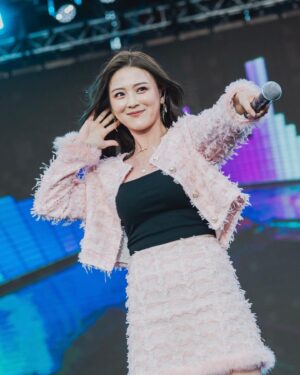 Genie Chuo Instagram - 好久沒到高雄演出了
這次回歸歌手身份
在台上玩的很開心
也遇見了許久未見的朋友
還有台下可愛的你們
謝謝妳們的熱情，給予我最熱烈的回饋
高雄就是熱情，天氣也炸裂的好
還以為是涼涼的天氣
沒想到已經是夏天了
現場的歌手真的是冬天vs夏天的組合啊😄
期待下一次的到來
#高雄櫻花季 
謝謝 @beerrockfest  @7eleventw  @c2cbuy.official 
還有所有前前後後的工作人員
大家都辛苦啦～🩷
👗： @a540023
