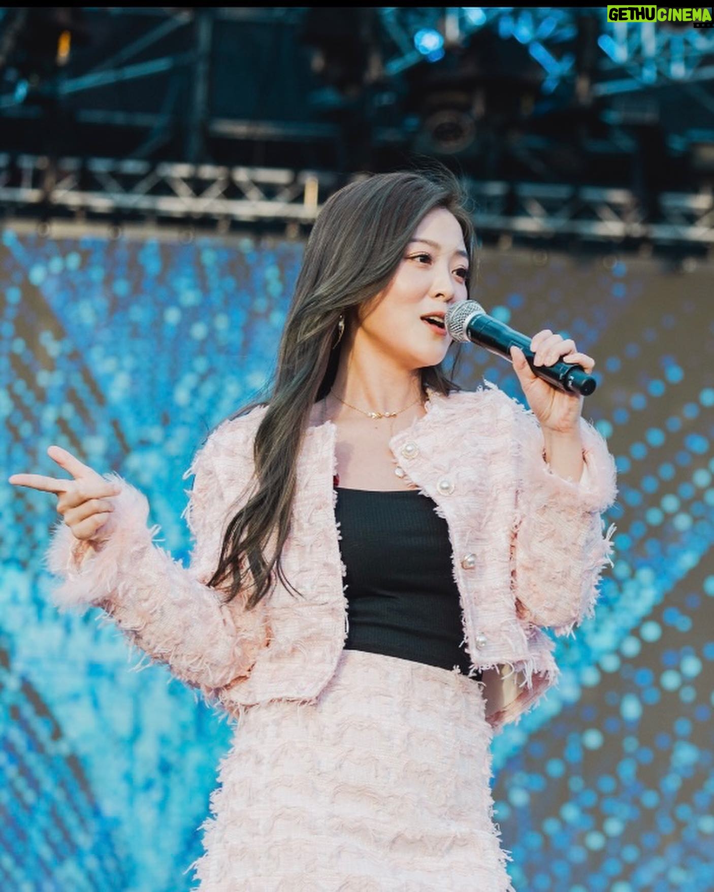 Genie Chuo - 5.7K Likes - 好久沒到高雄演出了
這次回歸歌手身份
在台上玩的很開心
也遇見了許久未見的朋友
還有台下可愛的你們
謝謝妳們的熱情,給予我最熱烈的回饋
高雄就是熱情,天氣也炸裂的好
還以為是涼涼的天氣
沒想到已經是夏天了
現場的歌手真的是冬天vs夏天的組合啊😄
期待下一次的到來
#高雄櫻花季
謝謝 @beerrockfest @7eleventw @c2cbuy.official
還有所有前前後後的工作人員
大家都辛苦啦~🩷
👗: @a540023