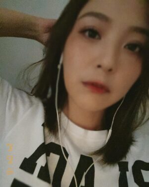 Genie Chuo Instagram - 市調兩個
你/妳最愛我哪首歌？
你/妳希望我唱什麼類型的歌

By the way 短髮脖子好熱🫠