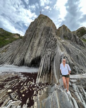 Genoveva Casanova Instagram - Les quiero compartir este lugar que es de las cosas más bellas que tiene este país… #itzurun … Es una playa  del Geoparque de la Costa Vasca, en el Mar Cantábrico, que se distingue por sus formaciones rocosas datadas de al rededor de 60 millones de años de antigüedad. El lugar es tan especial que aquí se filmaron escenas de la serie  @gameofthrones … No se lo pierdan!!