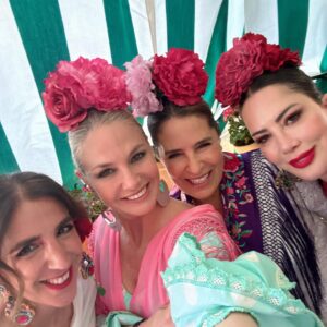 Genoveva Casanova Instagram - Qué sueño poder pasear por la feria de Sevilla montando a la grupa con mi hijo Luis y que mis amigas también disfruten de esta preciosa tradición … 🥰🥰 #mamaorgullosa 🤣🥰🫠 Gracias @rocioperaltar por este maravilloso traje!!! Me encanta!!!!