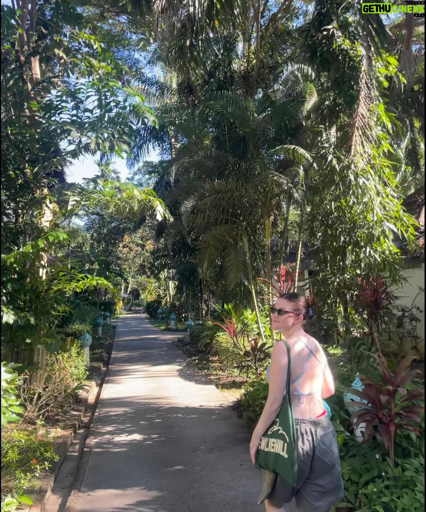 Georgie Henley Instagram - mainly a study in all creatures great and small (and unfortunately no evidence of food consumed though every bite was wondrous)