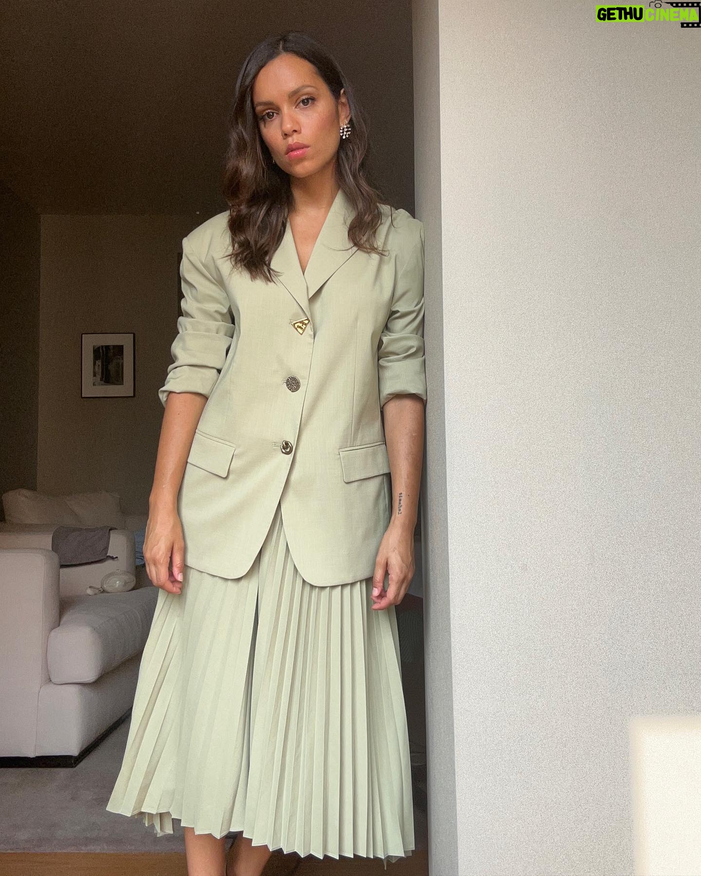 Georgina Campbell - 2.6K Likes - Bird Box Barcelona press day 🖤
Styling: @leithclark
Makeup: @ivangomez
Hair: @ceciliehildebrandthair
