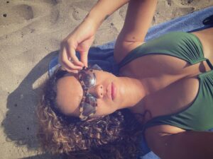 Georgina Campbell Instagram - Beach day 😎