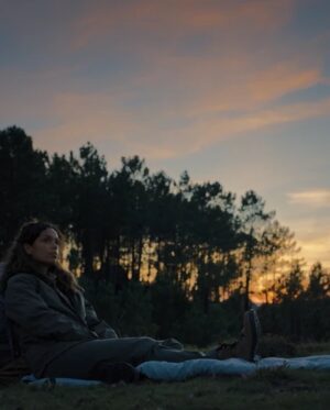 Georgina Campbell Instagram - Stop right now! I’m pretending to be a park ranger in the movie #lovelydarkanddeep and it’s currently available on @primevideo and @appletv 

I had a lovely time, with lovely people in Portugal. If you do see it, I hope you enjoy it!