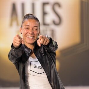 Germaine de Randamie Instagram - Woohooooo, het woord is eruit ik doe mee aan dit seizoen van de “De alleskunner VIP’s” ben jij benieuwd hoe ver ik kom kijk?? Kijken vanaf 20 August 22.00 uur op @sbs6nl ❤️🙏🏻 #germainederandamie #ufcfighter #teamironlady #dealleskunnervips #ironlady #athlete #utrecht #netherlands