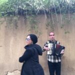 Ghazal Shakeri Instagram - 🕊️ با رفیق دیرینه و خوش نواز به کوچه ای دیگر شدیم خود در پناه دیوار کوچه باغی از گل این دیار ایستادیم و گوشی موبایل را به دیوار سنگی روبرو تکیه دادیم تا زمزمه ای به یادگار در گوش باد و باغ ثبت کنیم بی ادا و بی ادعا! در اولین برداشت برایمان مهمان آمد و حضورشان چنان شیرین بود که از خیر برداشت های بیشتر یا بهتر گذشتیم. به وقت خواندن و تماشایشان ،آرزویم بیشتر از هرچیز شد نوروزی و کامروایی کودکان تلخکام دیروز و امروز که ما برای پرسیدن نام گلی ناشناس چه سفرها کرده ایم چه سفرها کرده ایم ما برای بوسیدن خاک سر قله ها چه خطرها کرده ایم چه خطرها کرده ایم … ما برای آنکه ایران خانهٔ خوبان شود رنج دوران برده ایم رنج دوران برده ایم خون دل ها خورده ایم خون دل ها خورده ایم 🩸 #به_امید_روزهای_بهتر #محمدنوری #نادرابراهیمی