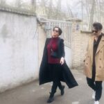 Ghazal Shakeri Instagram - 💎 بعد از مدت ها با دوستان و همکاران قدیم دیدار کردیم از درد و دل گفتیم از هرآنچه گذشت گفتیم … در کوچه پس کوچه های وطن قدم زدیم و در آستانهٔ شروع سال جدید برای خود برای وطن و برای هموطن آرزوی صبر ، امید و برقراری کردیم سوز دل ، با ترانه ای آشنا درآمیخت و زمزمه ای شد بر لبان من و داریوش آذر مهربان و کهنه رفیق بی ادا و بی ادعا و بی تکخوانی زن . در انتها سعی کردیم لبخند هم بزنیم …کاش از ته دل بود . بماند به یادگار از روزهای آخر اسفند ۱۴۰۱ به امید سالی نو و بهاری سبزتر دوستتان دارم غزل 🤍 @dariusazar #محمدنوری #وطن #امید