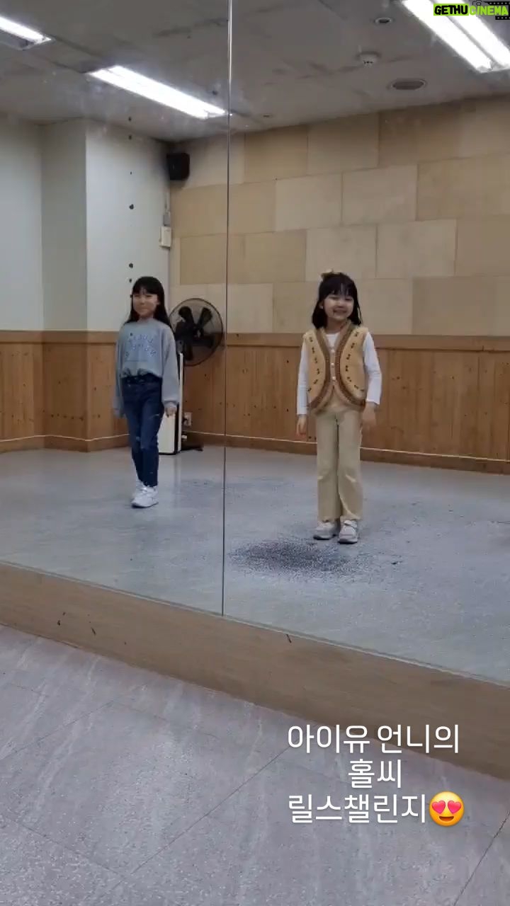 Gi So-you Instagram - 소유가 애정하는 아이유 언니의 홀씨♡ 원래 30넘으면 다 이모인데 아이유님은 언니라고🤣🤣🤣🤣 언젠가는 꼭 작품에서 만나뵙길~^^ 소유가 손꼽아 기다립니다^^ ㆍ ㆍ ㆍ #아이유#홀씨#릴스챌린지#아이유언니#보고픈#기소유#팬이랍니다#항상응원합니다🤗