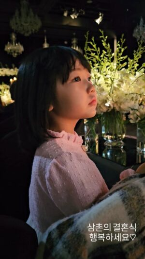 Gi So-you Instagram - 20살때부터 알던 경태의 결혼식!
너무 예쁜 신부😍
행복하게 살아~^^
ㆍ
ㆍ
ㆍ
우리소유는  반짝반짝 드레스보고
눈이 반짝반짝 ✨️
여자는 여자구나🤭🤭🤭
ㆍ
ㆍ
소유원피스
@bebezoo_korea
ㆍ
ㆍ
#동생결혼식#행복하게살아#예쁜신부
#기소유#드레스보고 #눈이반짜반짝#집중했어🥰