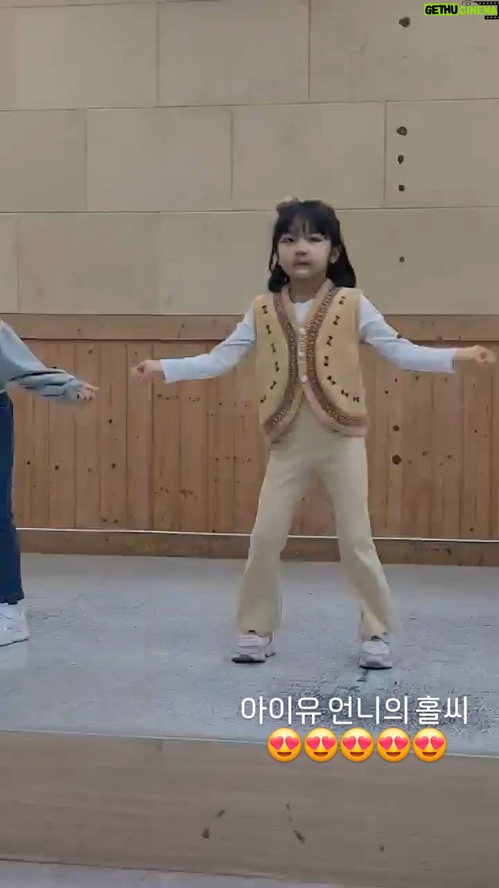 Gi So-you Instagram - 소유가 애정하는 아이유 언니의 홀씨♡ 원래 30넘으면 다 이모인데 아이유님은 언니라고🤣🤣🤣🤣 언젠가는 꼭 작품에서 만나뵙길~^^ 소유가 손꼽아 기다립니다^^ ㆍ ㆍ 작품때문에 머리 기르고있는데 이제 제법 많이 길렀구나♡ ㆍ ㆍ ㆍ #아이유#홀씨#릴스챌린지#아이유언니#보고픈#기소유#팬이랍니다#항상응원합니다🤗