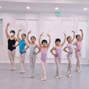 Gi So-you Instagram - 요즘 발레 배우는 소유♡
요즘 자세도 엄청 좋아지고 있어서 
엄마는 너무 만족중♡
예쁜사진 감사드립니다 ~^^
ㆍ
ㆍ
ㆍ
ㆍ
@sballet_studio
선생님 감사드립니다 👍최고
ㆍ
ㆍ
ㆍ
#기소유#발레학원#너무좋은선생님#자세교정
#만족중#예쁜사진#감사합니다#내돈내산