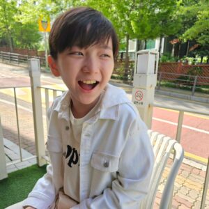 Gi So-you Instagram - 은유랑 규빈이♡
사실은  동생들이 더 친하지만~ㅋㅋㅋㅋㅋ
오늘 너희  꼭 커플처럼  의상도 맞춰입었따~ㅋㅋ
너무 이쁜 너희들♡
ㆍ
ㆍ
ㆍ
ㆍ
ㆍ
#동네누나#규빈이
#기은유#기남매#보기좋아#잘어울료#닮은거같은#너희둘💕