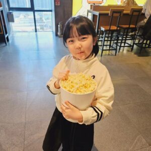 Gi So-you Instagram - 영화보러♡♡♡
ㆍ
ㆍ
ㆍ
ㆍ
#기남매 #기은유 #기소유#영화관람🎬 #외계인2