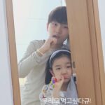 Gi So-you Instagram - ㅋㅋㅋㅋㅋ 엄마아빠는 야식중~~~ 치카하고 자라니까~ 저렇게 서서 쳐다보는 기남매! 😂 😆 😂 😆 빵터짐!! 순간포착한 나 칭찬해! ㆍ ㆍ ㆍ #기남매 #기은유#기소유 #나도먹고싶다규!#치사뽕이다😤 #엄마아빠치사해