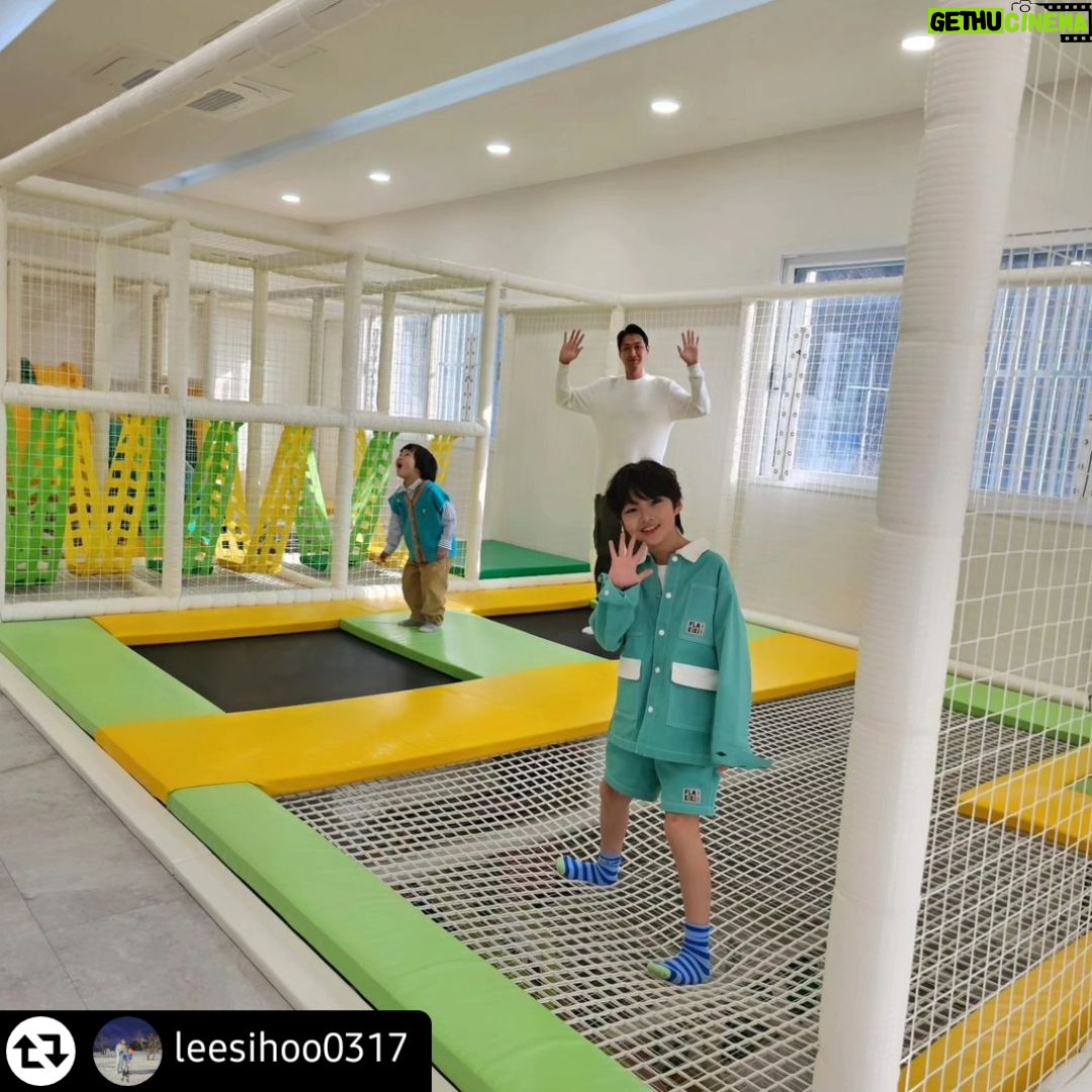 Gi So-you Instagram - 나쁜엄마 에서 소유의 새로운 사랑이였던♡ 시후오빠가 추천하는곳이니~~ 리그램 안하는 나지만~해야쥐♡ 언니가 추천하는곳은 최고징♡ ㆍ ㆍ #리그램 - @leesihoo0317 by @get_regrammer 두둥 ✨️🎀 역대급 #더알라딘키즈풀빌라 #숙박권이벤트 #무료이용권 #무료숙박권 시후네는 좋은곳있음 절대혼자안가요~^^ 함께해야죠~^^ 🌼🌼🌼🌼🌼🌼🌼🌼🌼🌼🌼🌼 🎁 일~목 주중무료숙박권 2장 ㅎㅎ 한장아니고 ✌️장 ^^ (그릴, 기준인원 4인 외 인원추가, 미온수 추가별도) 👉 참여방법 1. @aladin_kids_pool @leesihoo0317 팔로우 2. 이 게시물을 좋아요 스토리 리그램 3. 피드 리그램시 추첨권 ✌️장 4. 감동사연을적어주신분도 추첨권 ✌️장 이벤트 기간 : 3월22일~3월29일 발표 : 3월30일 (당첨자 개별dm) (당첨 후기 필수며 *비공개계정은 죄송해요 😭) 포천에 가까운 가평에 있는 즈희집에서 50분 #키즈풀빌라 시후네가 가본 풀빌라중 역대급 👍 10만원대부터 가성비까지 갖춘 풀빌라 ❤️ 청결 호텔침구 르쿠르제식기 등등 단점이없는 ~^^ 야외 수영장, 야외놀이터, 짚라인,인조잔디위 배드민턴 킥보드등❣️ 조식 제공(커피계란토스트우유시리얼...) 서비스로 아침걱정 NO👋 말이필요없어요~^^ 20장 사진과영상에 못담아요~^^ 시후맘 추천으로 다녀오신분들도 100%만족한 이곳~✌️ 소개시켜드림 주변에 또소개시켜주시고 😍 감사인사까지 🫡 안가본분은 계셔도 가셨던분은 또 가시는 #키즈풀빌라 🎁4월 신규예약 고객에게 온수풀과그릴 서비수 🤩🤩🤩🤩 @aladin_kids_pool #더알라딘키즈풀빌라 경기 가평군 조종면 명지산로 566 #더알라딘키즈풀빌라 #가평키즈풀빌라 #키즈풀빌라 #명품키즈풀빌라 #키즈풀빌라추천 #아이와여행 #event #아이와가볼만한곳 #생일파티 #키즈풀 #HBD #이벤트