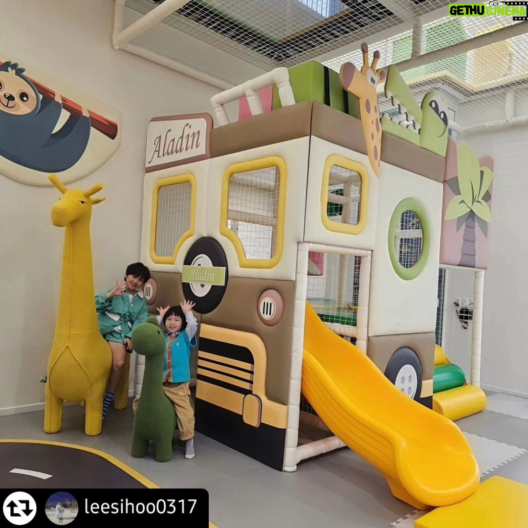 Gi So-you Instagram - 나쁜엄마 에서 소유의 새로운 사랑이였던♡ 시후오빠가 추천하는곳이니~~ 리그램 안하는 나지만~해야쥐♡ 언니가 추천하는곳은 최고징♡ ㆍ ㆍ #리그램 - @leesihoo0317 by @get_regrammer 두둥 ✨️🎀 역대급 #더알라딘키즈풀빌라 #숙박권이벤트 #무료이용권 #무료숙박권 시후네는 좋은곳있음 절대혼자안가요~^^ 함께해야죠~^^ 🌼🌼🌼🌼🌼🌼🌼🌼🌼🌼🌼🌼 🎁 일~목 주중무료숙박권 2장 ㅎㅎ 한장아니고 ✌️장 ^^ (그릴, 기준인원 4인 외 인원추가, 미온수 추가별도) 👉 참여방법 1. @aladin_kids_pool @leesihoo0317 팔로우 2. 이 게시물을 좋아요 스토리 리그램 3. 피드 리그램시 추첨권 ✌️장 4. 감동사연을적어주신분도 추첨권 ✌️장 이벤트 기간 : 3월22일~3월29일 발표 : 3월30일 (당첨자 개별dm) (당첨 후기 필수며 *비공개계정은 죄송해요 😭) 포천에 가까운 가평에 있는 즈희집에서 50분 #키즈풀빌라 시후네가 가본 풀빌라중 역대급 👍 10만원대부터 가성비까지 갖춘 풀빌라 ❤️ 청결 호텔침구 르쿠르제식기 등등 단점이없는 ~^^ 야외 수영장, 야외놀이터, 짚라인,인조잔디위 배드민턴 킥보드등❣️ 조식 제공(커피계란토스트우유시리얼...) 서비스로 아침걱정 NO👋 말이필요없어요~^^ 20장 사진과영상에 못담아요~^^ 시후맘 추천으로 다녀오신분들도 100%만족한 이곳~✌️ 소개시켜드림 주변에 또소개시켜주시고 😍 감사인사까지 🫡 안가본분은 계셔도 가셨던분은 또 가시는 #키즈풀빌라 🎁4월 신규예약 고객에게 온수풀과그릴 서비수 🤩🤩🤩🤩 @aladin_kids_pool #더알라딘키즈풀빌라 경기 가평군 조종면 명지산로 566 #더알라딘키즈풀빌라 #가평키즈풀빌라 #키즈풀빌라 #명품키즈풀빌라 #키즈풀빌라추천 #아이와여행 #event #아이와가볼만한곳 #생일파티 #키즈풀 #HBD #이벤트
