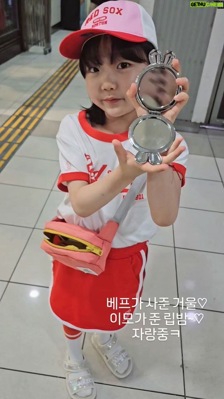 Gi So-you Instagram - 기남매♡♡ 오빠 핸드폰 바꾸러~ 4년만에 새 핸드폰~~ㅋㅋㅋㅋㅋ ㆍ ㆍ ㆍ #기은유#4년만에#핸드폰#바꿈#새핸드폰📱 #생기는날#기소유#선물자랑🎁