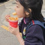 Gi So-you Instagram - 길거리 떡볶이! 왜 걸어가면서 먹어야하는거지? 하긴 그런게 맛있긴하지😝😝 그래도 안사줄꼬야!!!😡😡😡ㅋㅋㅋㅋ 눈은 꼭 그렇게 게슴츠레 떠야댐?ㅋ ㆍ ㆍ ㆍ ㆍ #길거리떡볶이#기소유#맛있어👍