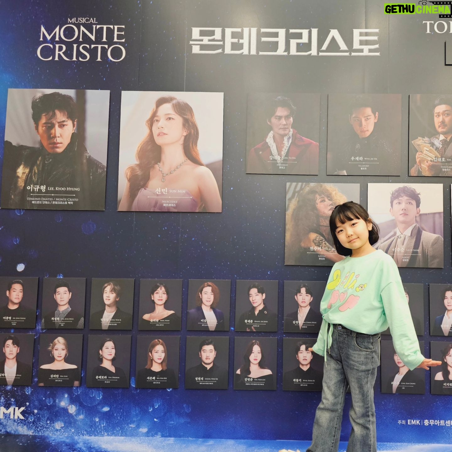 Gi So-you Instagram - 급으로 보게된 뮤지컬~ 어린이 뮤지컬 말고는 처음 보는 뮤지컬에 기남매 완전완전 감동감동😘😘😘😘 소유는 한순간도 눈을 떼지못하고 자기도 저렇게 노래하고 싶다고~~~ 보컬학원 보내달라며😱😱😱😱😱 뭐든지 잘하고 싶은 소유🤣🤣🤣🤣 엄마 아빠도 오랜만에 본 뮤지컬이였는데 너무 너무 감동이였다~^^ 😍 소유가 커서 뮤지컬도 보고♡ 이제 자주 보러다니자~♡ ㆍ ㆍ 소유옷 @bebezoo_korea ㆍ ㆍ ㆍ #몬테크리스토 #뮤지컬 #기남매 #기은유#기소유#완전반함😍 #너무멋찐무대 #감사합니다 #예쁜옷#베베주