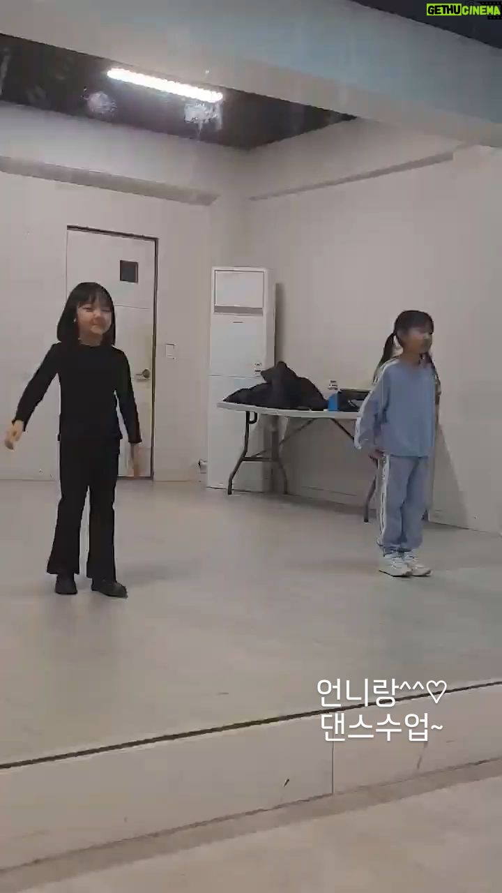 Gi So-you Instagram - 오늘도 열심히~ 오전에는 촬영하고 오후에는 댄스~ 신나신나♡ ㆍ ㆍ ㆍ ㆍ #기소유#댄스는즐거워💃 #언니와동생❤️ #함께여서#더행복해