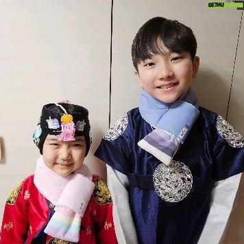 Gi So-you Instagram - 기남매 미리 새해인사드려요~^^ 새해복많이받으세요 😍😍😍 ㆍ ㆍ ㆍ ㆍ 기남매 이름이 새긴 머플러 👉 @kimitiz_official ㆍ ㆍ ㆍ #새해인사#기남매#기소유#기은유#새해복많이받으세요🙇 #키미티즈