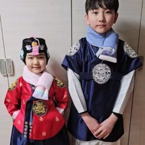 Gi So-you Instagram - 기남매 미리 새해인사드려요~^^ 새해복많이받으세요 😍😍😍 ㆍ ㆍ ㆍ ㆍ 기남매 이름이 새긴 머플러 👉 @kimitiz_official ㆍ ㆍ ㆍ #새해인사#기남매#기소유#기은유#새해복많이받으세요🙇 #키미티즈