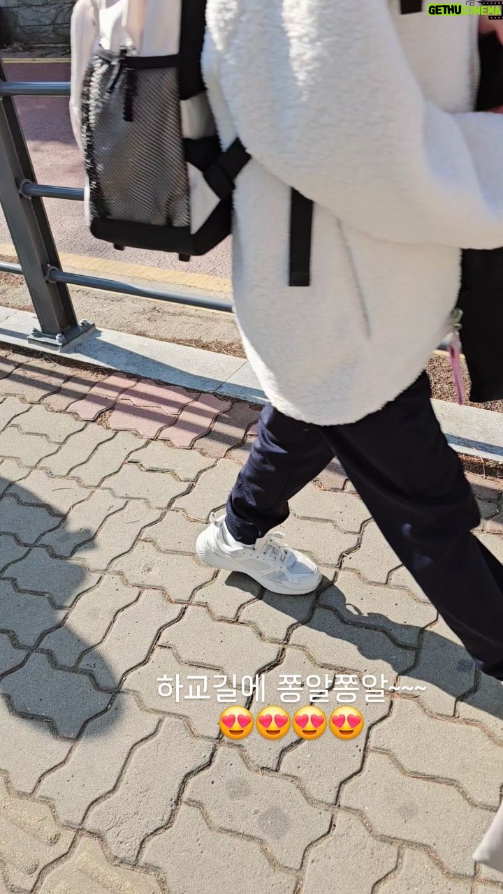 Gi So-you Instagram - 소유의 일주일 학교생활이 끝났어요! 개학식에 촬영이라 못가서 적응못할까봐 걱정했는데 다행이예요~~~ 4일밖에 안갔는데 왜이리 길게 느껴지고 바쁜지~~~🤣🤣🤣 몇일동안 인스타 할시간도 없었네요~🥲 소유는 촬영하고 학교다니며 잘 지내고있답니다♡ 휴일잘보내시고 다음주도 홧팅홧팅 해봐요~^^ ㆍ ㆍ ㆍ ㆍ #기소유#하교길#쫑알쫑알#학교적응기#초등학생